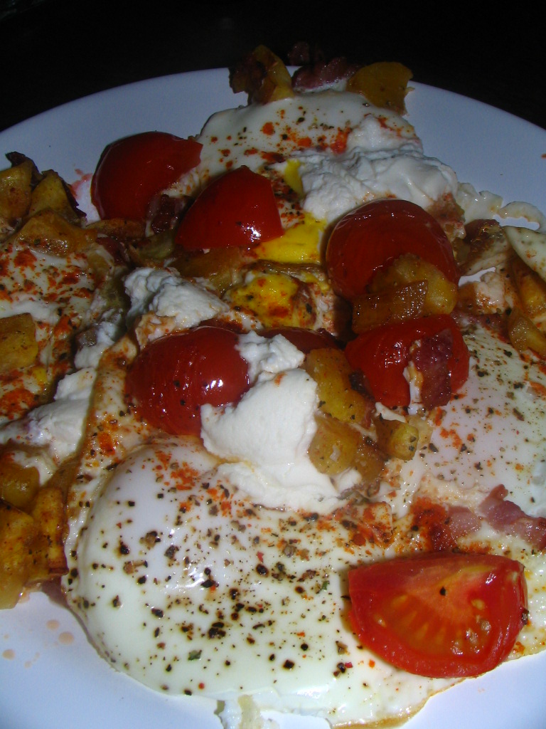 Egg with tomato and potatoes