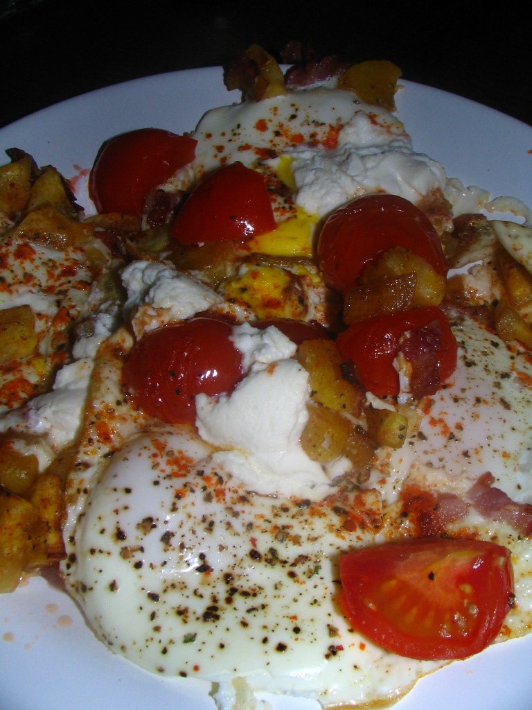 Ovo com tomate e batatas