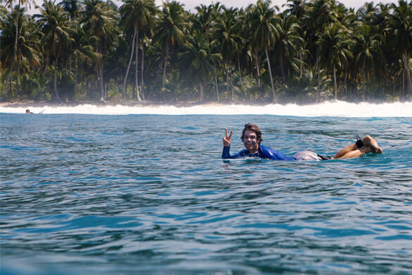 Cris souriant sur l'eau