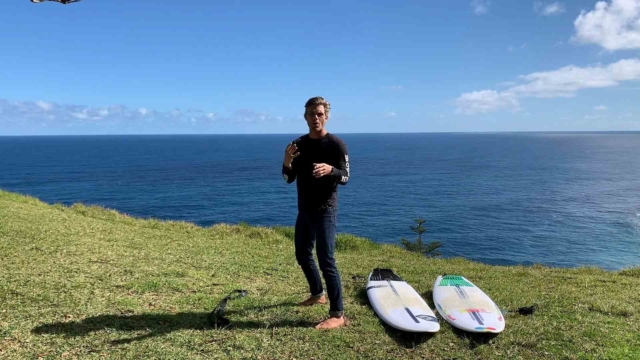 Cris est sur le point de montrer une position parfaite sur surf .